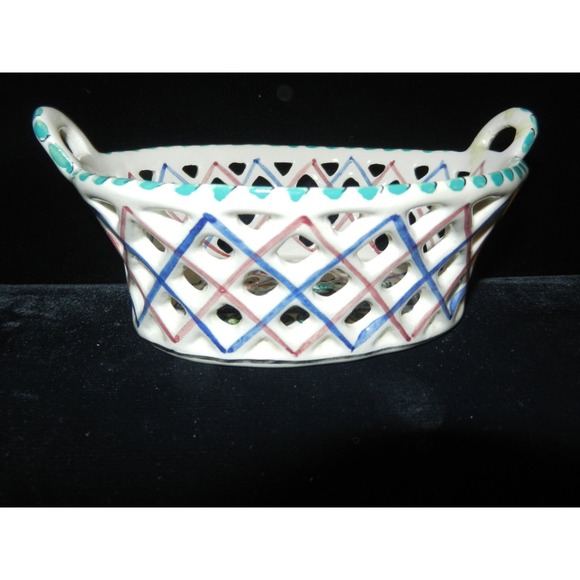 Hand Painted Porcelain Basket White Green Tan Painted Ribs Bird Made in Portugal - Picture 3 of 4